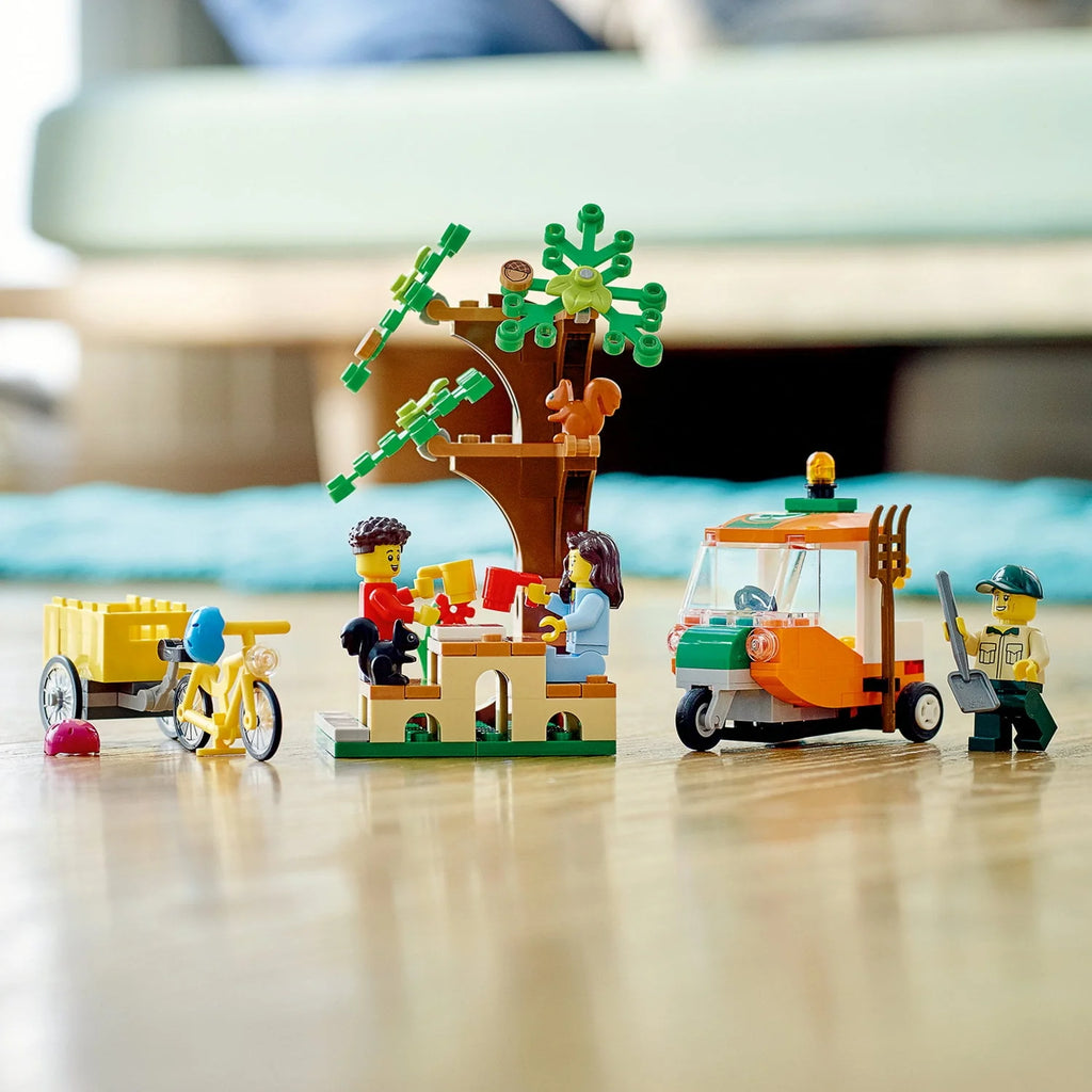 147 Piece Building Kit with 3 Minifigures U63991